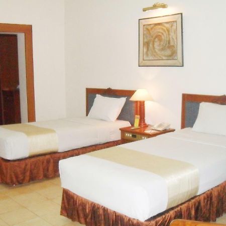 Hotel Pantai Gapura Makassar Exterior foto