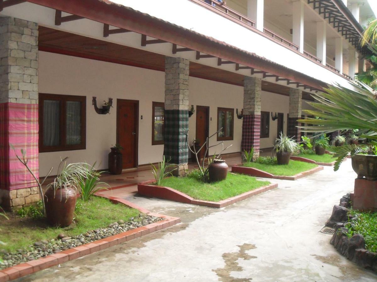 Hotel Pantai Gapura Makassar Exterior foto