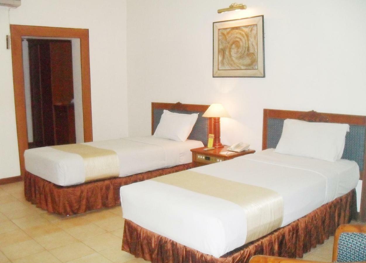 Hotel Pantai Gapura Makassar Exterior foto
