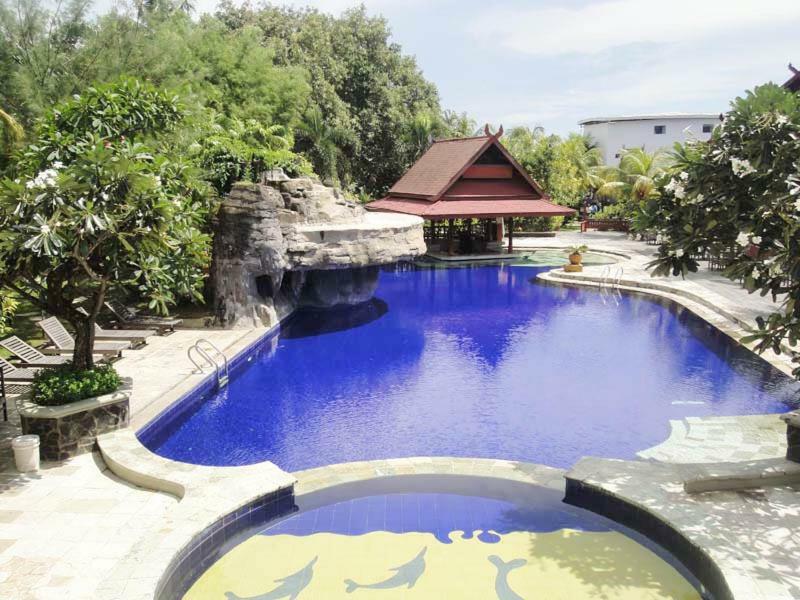 Hotel Pantai Gapura Makassar Exterior foto