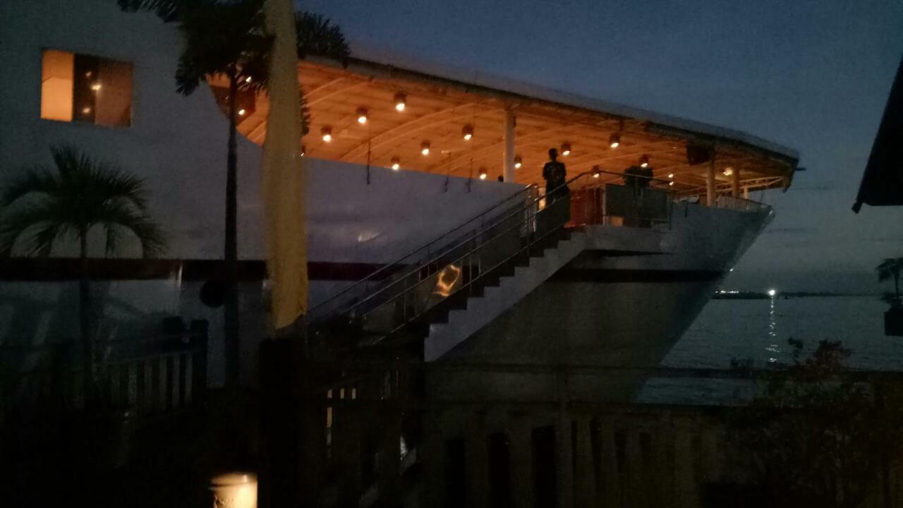 Hotel Pantai Gapura Makassar Exterior foto