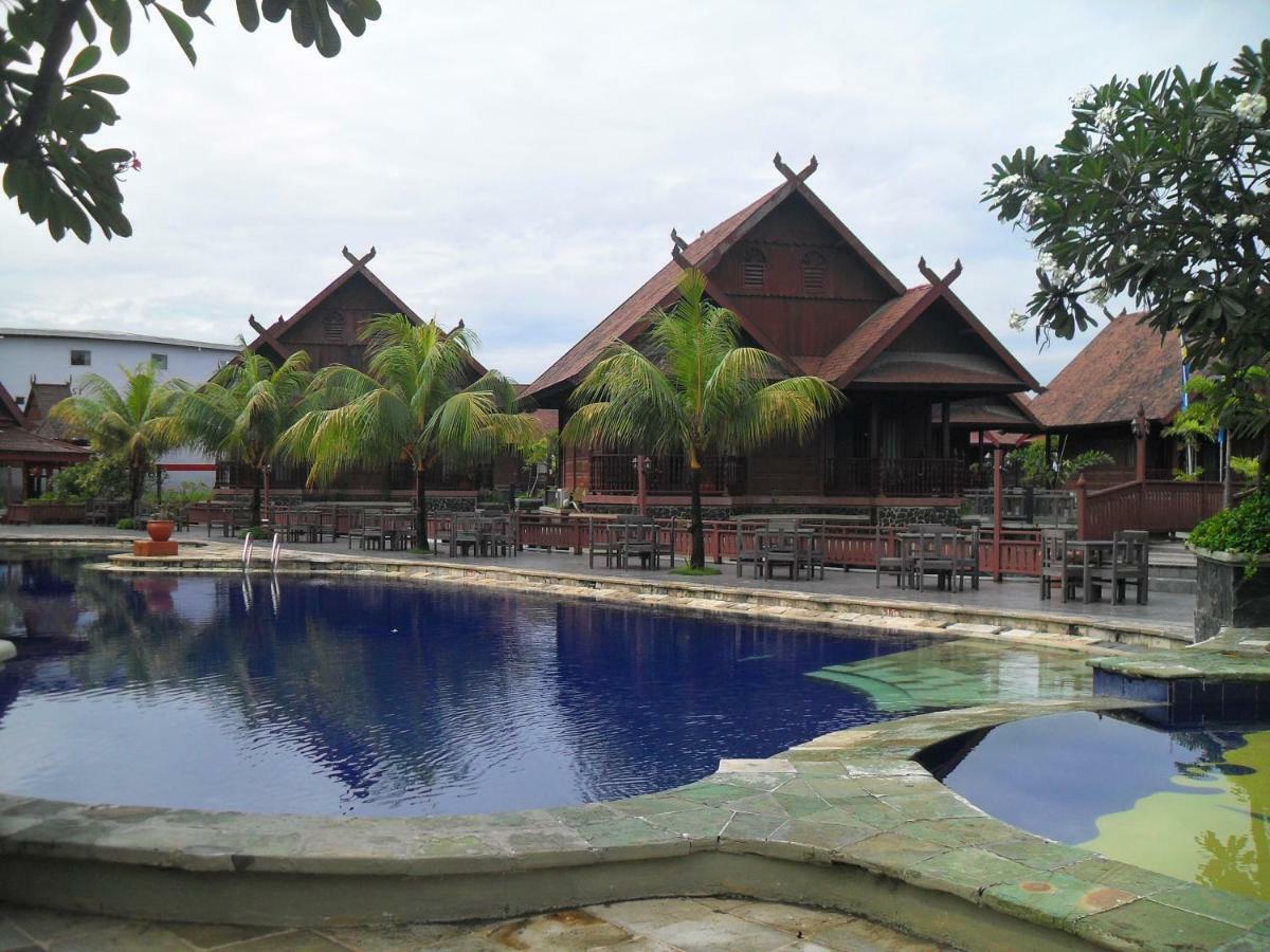 Hotel Pantai Gapura Makassar Exterior foto